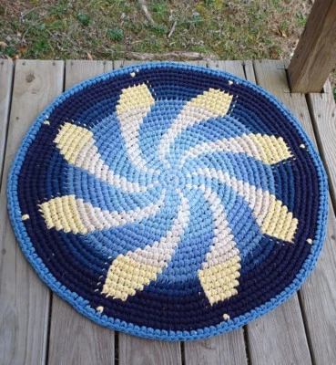 Tapete de pano feito à mão redondo 33" azuis e amarelos item reciclado - Imagem 1 de 4