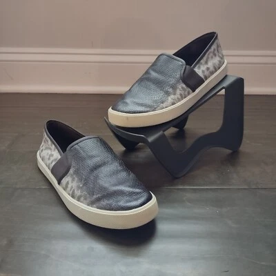 Zapatos sin cordones Vince Preston B para mujer estampado de serpiente texturizado plano marrón gris 7 Foto 1 de 4