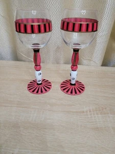Zwei handbemalte rosa weiße Stiel schwarze Streifen Goldrand 9" Wein Cocktail Gläser - Bild 1 von 7