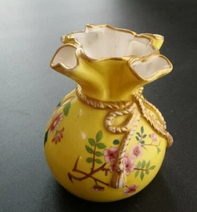 Antiguo florero pañuelo victoriano inglés Royal Worcester amarillo de 10 cm de altura - Imagen 1 de 14