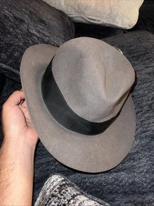 Fedora grigia cappellaio ippodromo senatore taglia 7-3/8 Stetson Royal Deluxe - Foto 1 di 4
