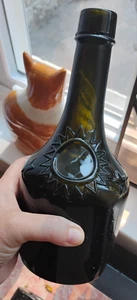 Botella de vidrio verde oscuro vintage de 9,5" luna sol y estrella en relieve - Imagen 1 de 8