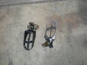 1999 99 Yamaha YZ 125 YZ125 250 2 Stroke Left and Right Foot Pegs Peg - Bild 1 von 1