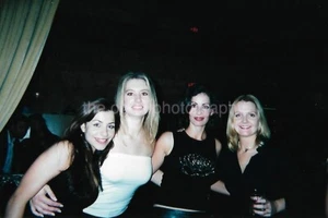 GIRLS NIGHT OUT hübsche Frauen FUNDFOTOGRAFIE Farbe ORIGINAL Schnappschuss 52 40 V - Bild 1 von 1