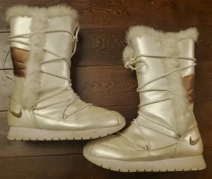 GORGEOUS 2006 NIKE FAUX FUR POM POM WHITE/GOLD BOOTS WOMEN'S SIZE US7.5 - Picture 1 of 12