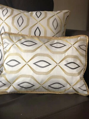 Cushion Cover, Brand new, Handmade, 15" x 11" (to fit a 16 x 12" inner) - Image 1 of 3