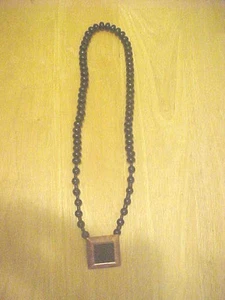 Vintage 14 Zoll Faux schwarze Perlen Halskette mit Kupfer Farbe & schwarzem quadratischem Design - Bild 1 von 3