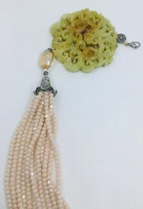 Vintage silberfarben Metall geschnitzt Jade chinesisches Medaillon weiße Quaste Perlen Charm - Bild 1 von 5