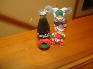 COCA COLA ELFEN UND KOKSFLASCHE ORNAMENT 1994 - Bild 1 von 2