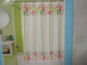 Neu Peri Floral Tatiyana Stoff Duschvorhang 70" x 72" Neu in Verpackung Blumen und Punkte  - Bild 1 von 1