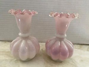 Fenton Vintage Paar gefasste milchrosa Kunstglas gekräuselte Vase geraffter Rand - Bild 1 von 12