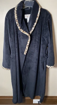 Bata Stan Herman para mujer mediana negra con estampado de guepardo polar firma Foto 1 de 4