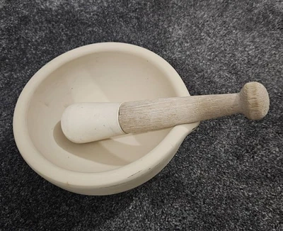 VINTAGE HEAVY PESTLE AND MORTAR MADE IN ENGLAND LAB, GARDEN,GARAGE USE ETC - Image 1 of 4