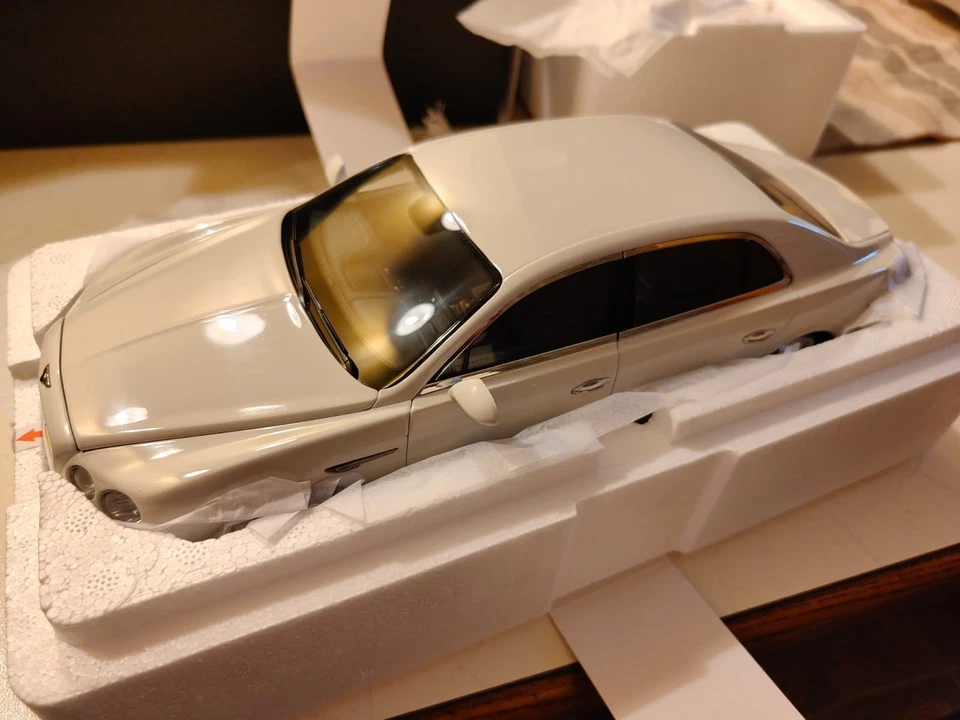 Bentley Flying Spur W12 bianco scala 1/18 Kyosho. Come nuovo con scatola. Raro. - Immagine 1 di 4