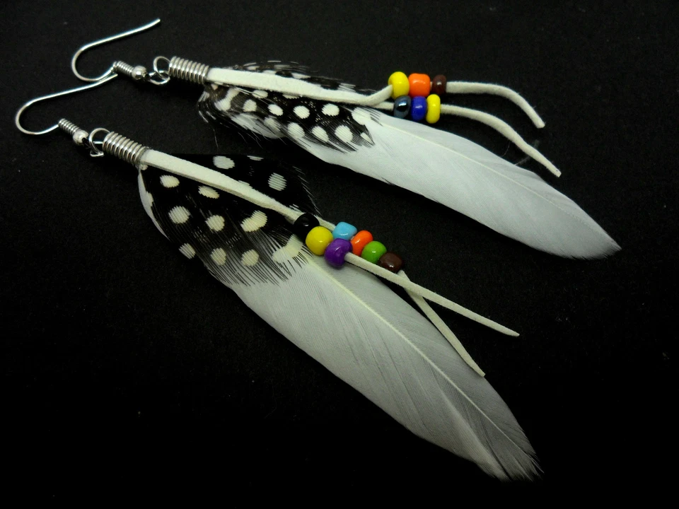 UN PAR DE PENDIENTES LARGOS BLANCOS DE PLUMA Y CUENTAS COLGANTES. Foto 1 de 1