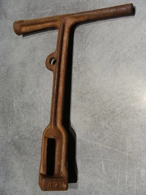 outil ancien, clé, marteau numéroté en T - Photo 1/4