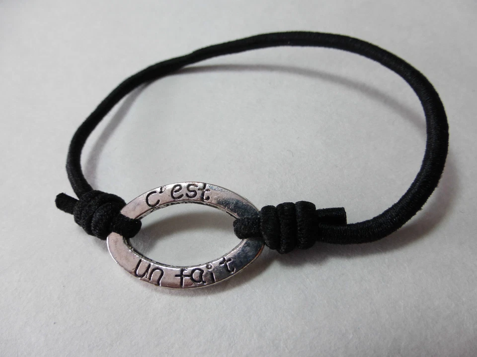 Bracelet message noir  "c'est un fait, la terre ne tourne pas autour de moi" - Photo 1/1