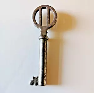 Vintage Key - Collectable or for Craft - Picture 1 of 5