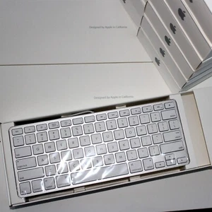 NEW Smallest and Most Compact USB Wired Apple Mac Keyboard Model A1242 MB869LL/A - Picture 1 of 3