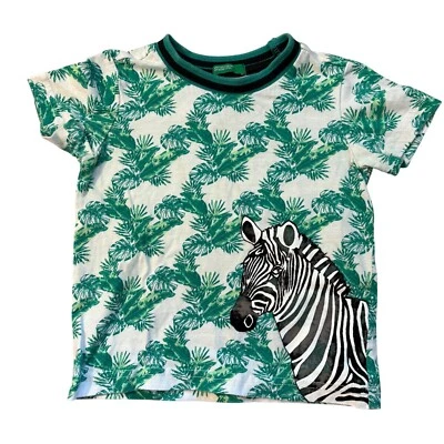 Camiseta corta United Colors Of Benetton con estampado de cebra tropical verde y blanca para niños- Foto 1 de 3