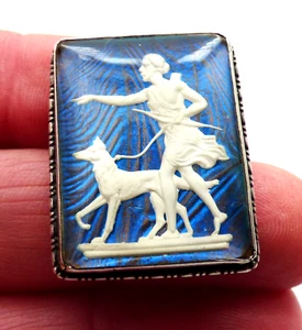 ANTIGUO BROCHE CAMAFEO SULFURO ART DECO DIOSA ARTEMISA EN ALA DE MARIPOSA MORFO - Imagen 1 de 4