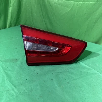 2014-2016 Kia Cadenza lanterna traseira esquerda do motorista na tampa do porta-malas fabricante de equipamento original - Imagem 1 de 4
