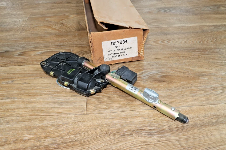 NOS GM 22137934 Antena, Radio Potencia Chevrolet 91-96 Caprice 94-96 Impala Foto 1 de 4