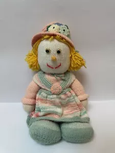 Handgestrickte Mädchen Puppe Stofftier mit Hut, Kleid, Stiefel | 44 cm/17" groß | sehr guter Zustand - Bild 1 von 3