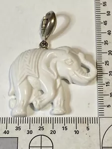 Ciondolo elefante intagliato Whitney Kelly vintage argento sterling agata bianca - Foto 1 di 3