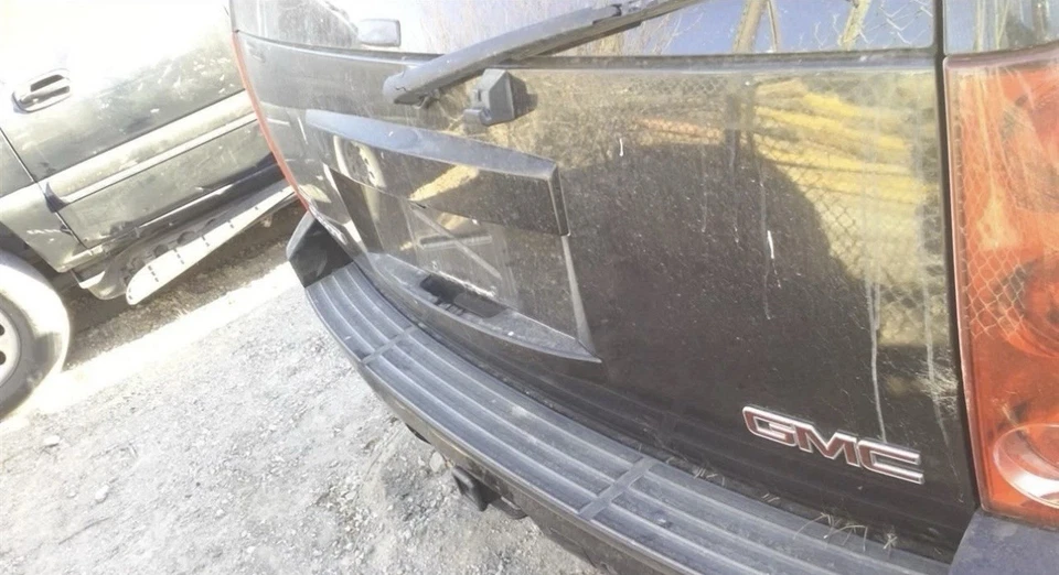 GMC Yukon 2013 puerta levadiza con alerón trasero tercera luz de freno Foto 1 de 4