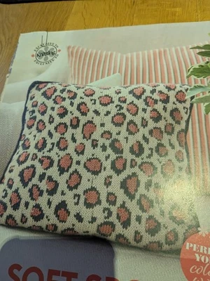 Big Cat Decor Cushion Knitting Pattern. - Image 1 of 2