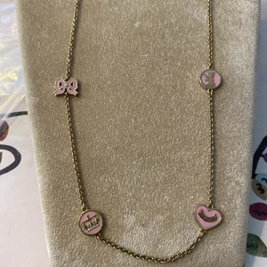 Juicy Couture goldfarbene Ikone Meterware Halskette 42" rosa Emaille Charm Stationen - Bild 1 von 5