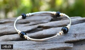Pulsera elástica hecha a mano con relleno de oro amarillo 14K, ónix y plata esterlina. - Imagen 1 de 5