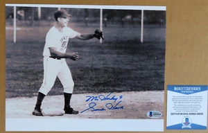 Detroit Red Wings Gordie Howe - softball Signed 8 x 10 B&W Photo - Beckett - Picture 1 of 4