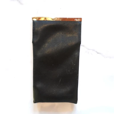 Estuche para gafas de sol Fendi de cuero negro tono dorado soporte para adornos de metal Foto 1 de 4