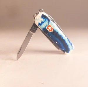 Swiss Army Knife Victorinox 58mm Pocket Knife Classic SD Geode Blue *Pocket Wear - Picture 1 of 5