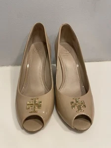 Tory Burch Lowell Tan Patent Leather Peep Toe Wedge Pump Heels Size 6.5 - Picture 1 of 7