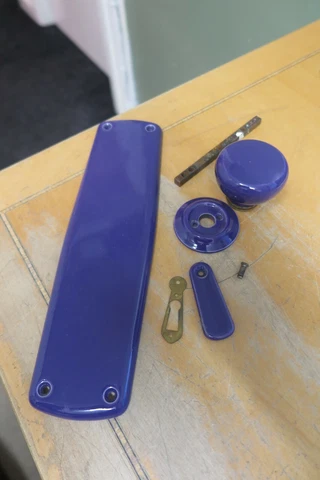 VINTAGE CERAMIC DOOR HANDLE PLATE & KEY COVER - VIOLET/PURPLE LOOK Cover