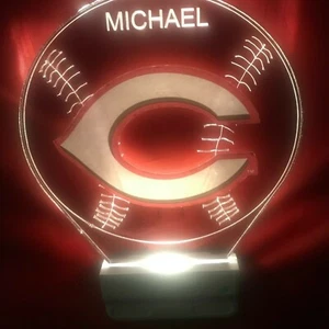 Enchufe LED personalizado luz nocturna Cincinnati Reds MLB, sensor de atardecer a amanecer - Imagen 1 de 12