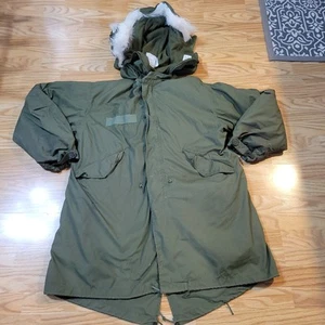 Medium Vintage US Military Extreme Cold Weather Parka Jacket, Liner and Fur Hood - Bild 1 von 22