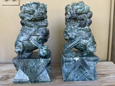 Par asiático de Foo Dogs de piedra verde abigarrada tallada. Extraíble de bases Foto 1 de 4