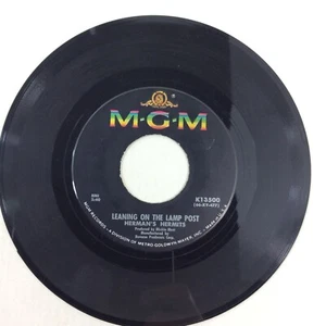 Hermans Hermits Leaning on The Lamp Post Hold On 45 rpm Vinyl Record VG VG - Foto 1 di 8