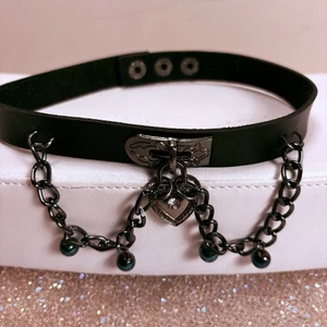 Vintage 1990’s Choker Black Strap Gothic Style CHAIN/Heart 15” NOS - Foto 1 di 4