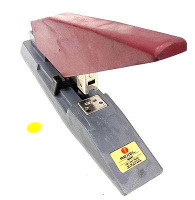 VINTAGE REXEL GIANT NO. 66 STAPLES FOR HEAVY DUTY STAPLERS - Image 1 of 4