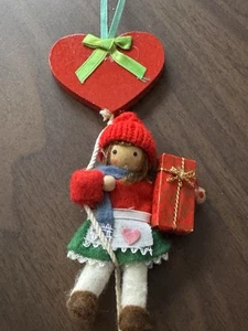 Vintage deutsches Herz Mädchen Ornament mit Geschenk & Glocke - Filz & Holz 9" - Bild 1 von 7