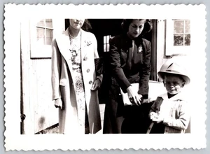 Vintage 40er Jahre Schwarz-Weiß Foto Frau und Kind mit Hut draußen - Bild 1 von 2
