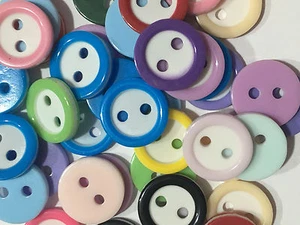 LOT Bouton rond 11mm 2 trou Multicolore Scrapbooking Mercerie couture décoratif - Photo 1 sur 2