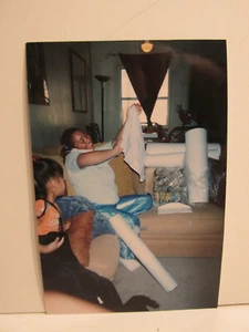VINTAGE FOUND PHOTOGRAPH COLOR ART OLD PHOTO LATINA MOM WOMAN PHONE COUCH PIC - Picture 1 of 4