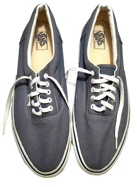 Does Vans make shoes like this anymore? I'm looking for an old school early  2000s looking pair of Vans. Seems they've gone for the more retro look now  : r/Vans