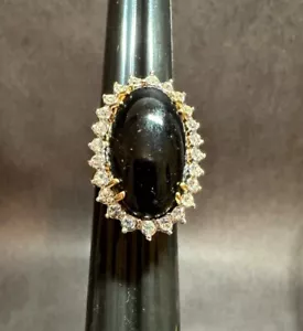 18K HGE goldfarbener und künstlicher schwarzer Onyx Cabochon klare Strass-Akzente Größe 7,5 - Bild 1 von 6